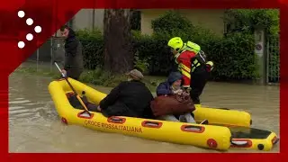 Alluvione a Forlì, coppia di anziane soccorse con un gommone