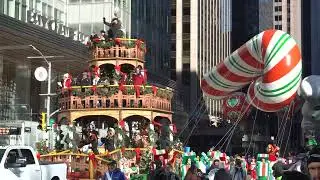 Pretty girls Thanksgiving parade Macy&rsquo;s NYC balloons 2023 November 23 5th avenue
