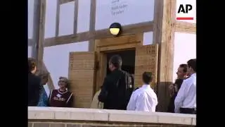 UK: LONDON: QUEEN ELIZABETH OPENS REPLICA OF GLOBE THEATRE