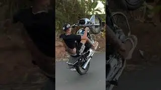 Brasile&ntilde;o practicando en honda 150cc haciendo wheelie