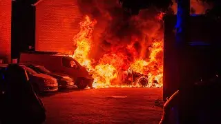 Enorme vlammenzee bij autobrand 🚒 🔥