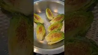 Cogollos  de lechuga a la plancha con salsa Tzatziki y pistachos, f&aacute;cil, deliciosa y muy saludable.