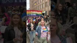 Атмосфера на прайд-параде #жизньвфинляндии  #блогер #тревелвлог #влогикаждыйдень #хельсинки  #влоги