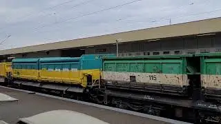 SBB Cargo Re 484 020 mit Neuschotterwagen, Basel Bad Bf,  06.03.23