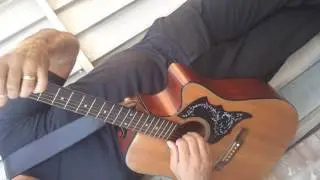 Cantor Edilson Lima fazendo um pequeno trecho