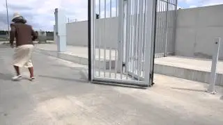 CONDAS Speedgate, Schnelllauftor, Falttor als Zufahrtskontrolle f&uuml;r die Industrie