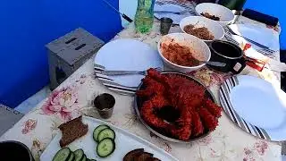 Поймали крабов в Охотском море.