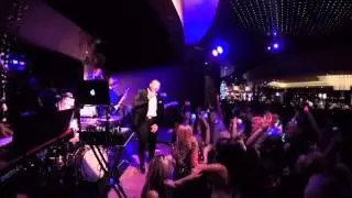 Tony Roberts Performs Uptown Funk Live with band