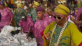 OBA ONIBA EKUN SHARES SOUVENIRS AT HIS 5. YEARS CORONATION ANNIVERSARY 