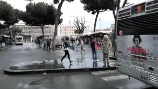Gente che corre per prendere l'autobus