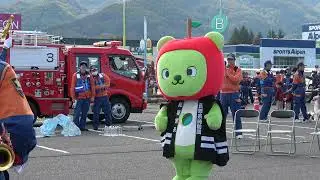 2024-11-10 ラッパ隊の指揮をするアルクマ応援団長 in 諏訪市消防フェア