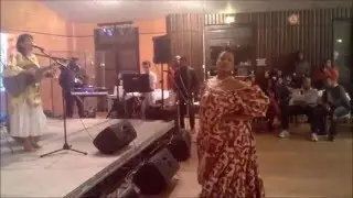 Kalina'Go -Au Marche Twopikal de Noel (Bordeaux)&agrave; Carbon Blanc-Defil&eacute;s avec les Filles!