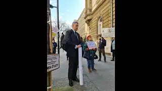 L&aacute;z&aacute;r J&aacute;nos v&aacute;lasza a civileknek az &Eacute;KM előtt