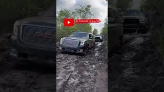 La GMC Yukon en acci&oacute;n con el lodo.