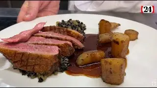 Les aiguillettes de canard à la raisinée, pommes et poires tapées