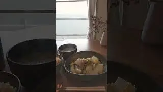 【古道具のあるおばあちゃん家のような居場所〜おうちカフェ〜】昼?夜?ごはん笑♡／白菜豚肉白ねぎゴマ油炒め煮 冷蔵庫余りものごはん／即席味噌汁とビールいらなかったわん♪／#food #日常のしあわせ