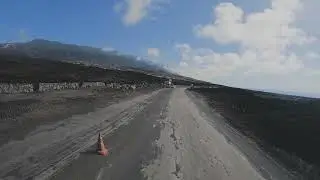 Cruzando las coladas del Volcán de La Palma.