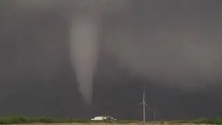 Crowell, Texas tornado hits a wind turbine