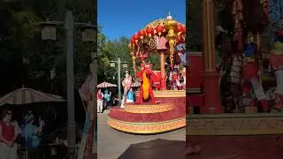 🐲 Wow!! Mulan & Mushu at AMAZING Lunar New Year Parade!! #lunarnewyear #mulan #shorts