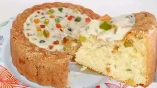 Bolo amanteigado com frutas cristalizadas e brigadeiro branco.