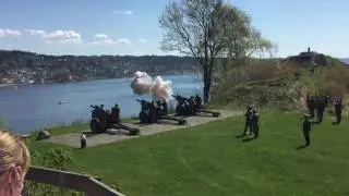 17. mai-salutt p&aring; Oscarsborg