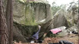 Fontainebleau bouldering - Atmosphére assis (7b+)