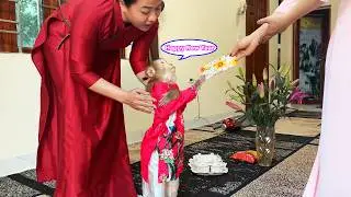 Monkey Lyly reacted affectionately when visiting her neighbor to wish them a Happy Lunar New Year.