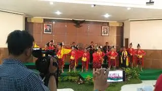 Model cilik Roro putri jadi dirigen mars jatim. Di pekan seni cipta jatim