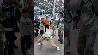 猜猜哪个是真机器人？#机器人 #机械舞 滑脚怪