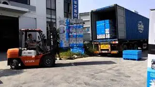 Car covers are loading to container, export the car covers to clients in Europe and America markets.