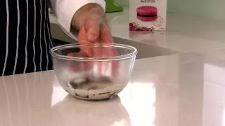 Zumbo Baking &mdash; шоколадные малиновые макароны (Шаг 5: начинка)