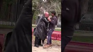 Отважный парень спасает женщину #шорты