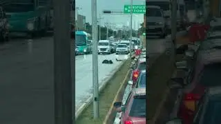 EN BULEVAR COLOSIO: Embiste autob&uacute;s a 2 motociclistas y los arrastra varios metros