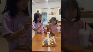 Nada dan Alina Menikmati Eskrim di Atomic Coffee Pamekasan