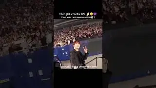 Jungkook's reaction to the girl in the award show😭😍