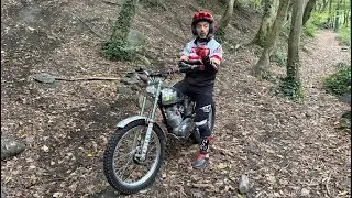 Trial moto  triumph de 1964 de 230 cm3 . C'est la fin de l'ann&eacute;e 2025. Vid&eacute;o 4K