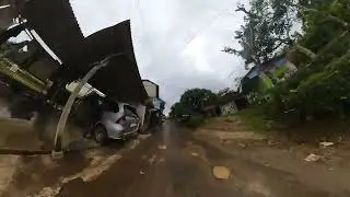 Menikmati keindahan jalan pedesaan saat sore