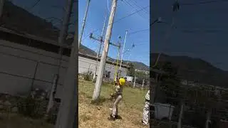 As&iacute; se pone la puesta tierra en MEDIA TENSION Electricistas - PRACTICA CFE #shorts #shortsfeed #cfe
