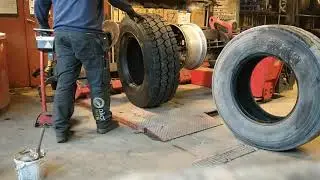Truck tire change 2 Mondolfo Ferro TBE 160 MATIC