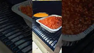 Копченые ковбойские бобы и кукурузный хлеб с медом #барбекю #барбекю #рецепт #кукурузныйхлеб #южн...