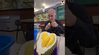 EATING Musang King  DURIAN with Singapore Veteran Actor Zhu Houren IN Batam 新加坡资深演员朱厚任在巴淡吃榴莲