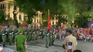 Прогуливаясь в объятиях людей