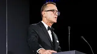 Генеральный директор и президент CFDA Стивен Колб выступает с речью | CFDA Fashion Awards 2025