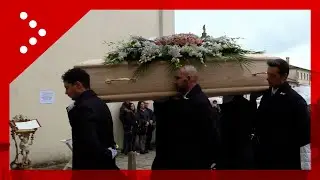 Funerali di Sara Buratin, l'arrivo del feretro alla chiesa di Bovolenta (PD)