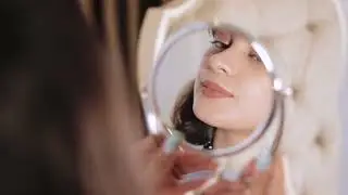 How to Use a Magnifying Mirror