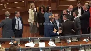 Xhavit Haliti dhe Arben Gashi p&euml;rplasen fizikisht n&euml; Kuvend - 18.05.2018 - Klan Kosova