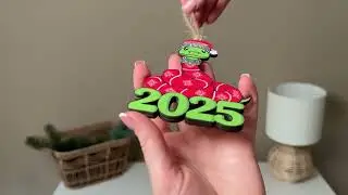 Підвіска змія в светрі червоному 2025