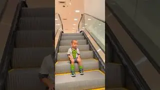 Funny Escalator🤪😁funny baby sitting on escalator🤣 #shorts #ytshorts #trend #viralshorts