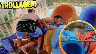TROLLEI MEU AMIGO NO MAIOR ESCORREGADOR DO PARQUE AQUÁTICO * FUI MUITO MALVADO*