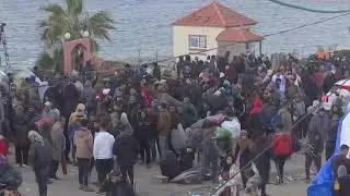 Displaced Gazans wait to return home to Gaza City